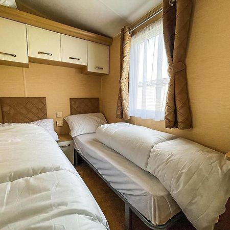 Lovely Caravan By The Beach In Pakefield, Suffolk Ref 68007Cl Lowestoft Extérieur photo